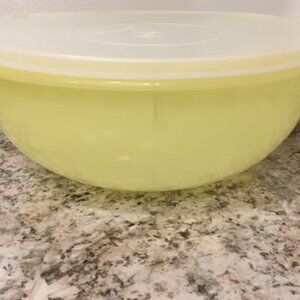 Tupperware 12" Fix n Mix 26 Cup Yellow Bowl #274-5 and Sheer Lid #224-16